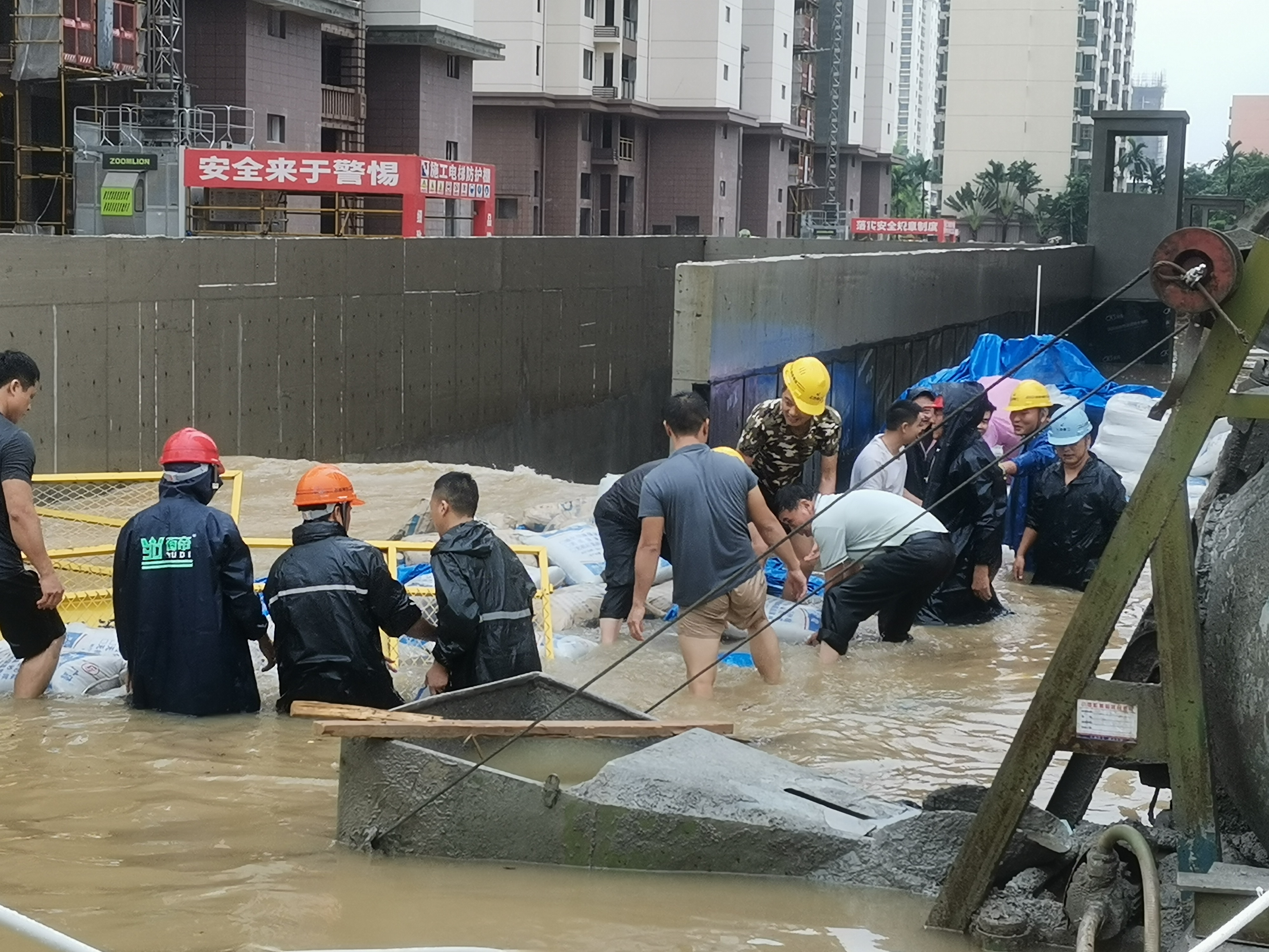 洪涝肆虐琼海 协力共渡难关